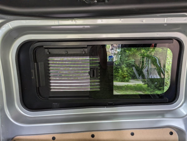 Lüftungsgitter Ford Custom für nachgerüstete Schiebefenster Beifahrerseite rechts CARBEST - Lüftungsgitter Beifahrerseite hinten - verbaut in Fahrzeug Innenansicht